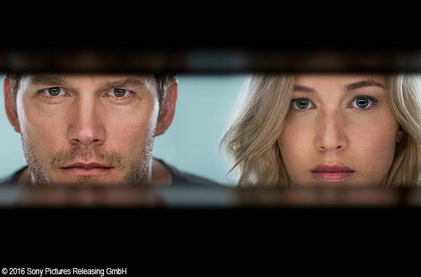 Chris Pratt und Jennifer Lawrence in PASSENGERS @ 2016 Sony Pictures Releasing GmbH
