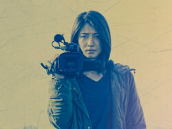 Eine Japanerin mit einer Filmkamera auf der Schulter schut Richtung Betrachter - Kumi Takiuchi als Yuko im Film A BALANCE © 2020 Toei