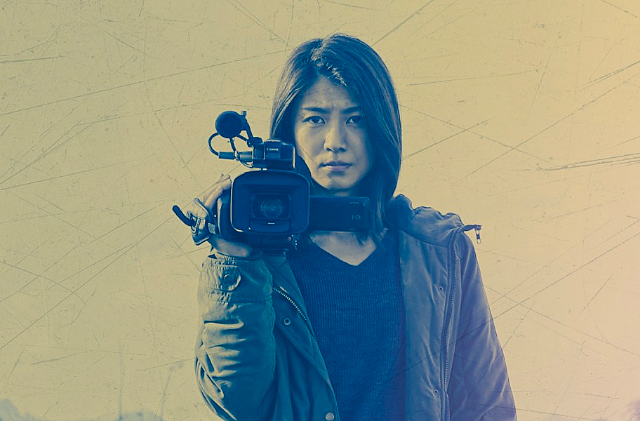 Eine Japanerin mit einer Filmkamera auf der Schulter schut Richtung Betrachter - Kumi Takiuchi als Yuko im Film A BALANCE © 2020 Toei