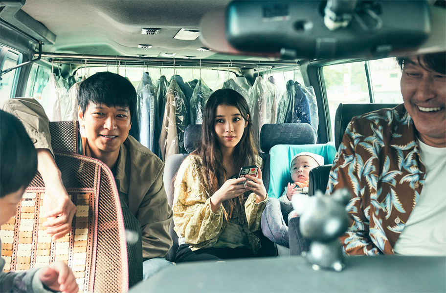Gang Dong-won als Dong-soo, Lee Ji-eun: So-young und Song Kang-ho als Sang-hyun in Hirokazu Kore-edas Film BROKER © 2022 Plaion Pictures