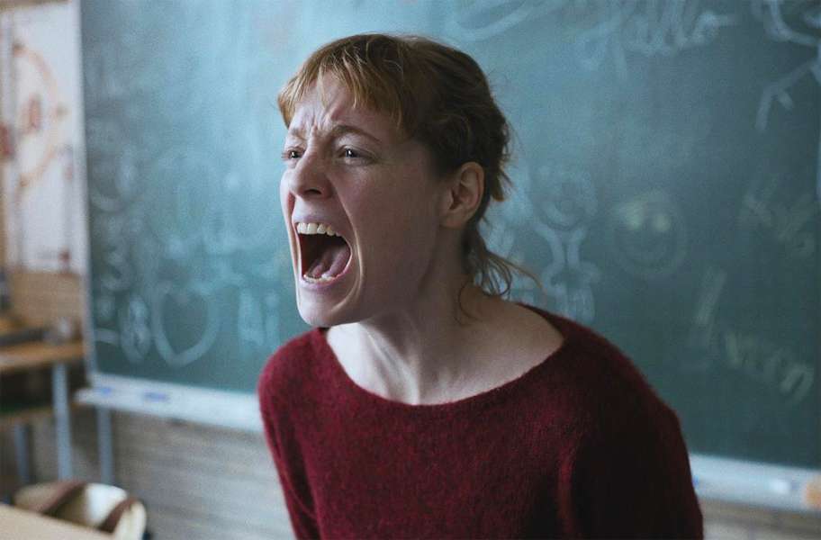 Eine schreiende Frau - Leonie Benesch als Lehrerin im Film DAS LEHRERZIMMER © 2023 Alamode Film / Judith Kaufmann