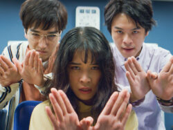 Eine junge Frau und zwei junge Männer bilden mit ihren Händen Vogelflügel - Szene aus dem Film MONDAYS