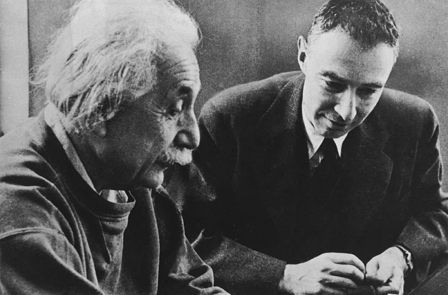 Kein Bild aus dem Film OPPENHEIMER, sondern ein echtes Foto von Albert Einstein und J. Robert Oppenheimer (Foto: gemeinfrei)