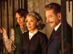 Tina Fey, Michelle Yeoh und Kenneth Branagh in A HAUNTING IN VENICE © 2023 Walt Disney Co./Courtesy Everett Collection