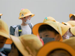 Japanische Grundschulkinder, Szene aus THE MAKING OF A JAPANESE © 2023 CinericCreative