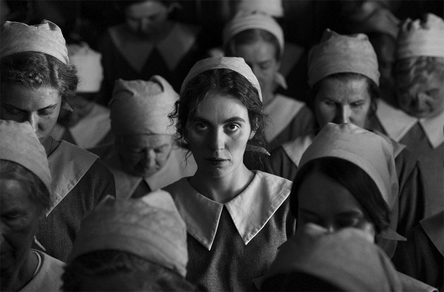 Vic Carmen Sonne in DAS MÄDCHEN MIT DER NADEL © 2024 Mubi