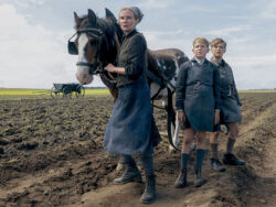 Diane Kruger und Jasper Billerbeck in Fatih Akins AMRUM © 2025 bombero international gmbh & Co. KG, Rialto Film GmbH, Warner Bros Entertainment GmbH, Mathias Bothor