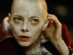 Emma Stone mit kurzgeschorenen Haaren in BUGONIA © 2025 Focus Features