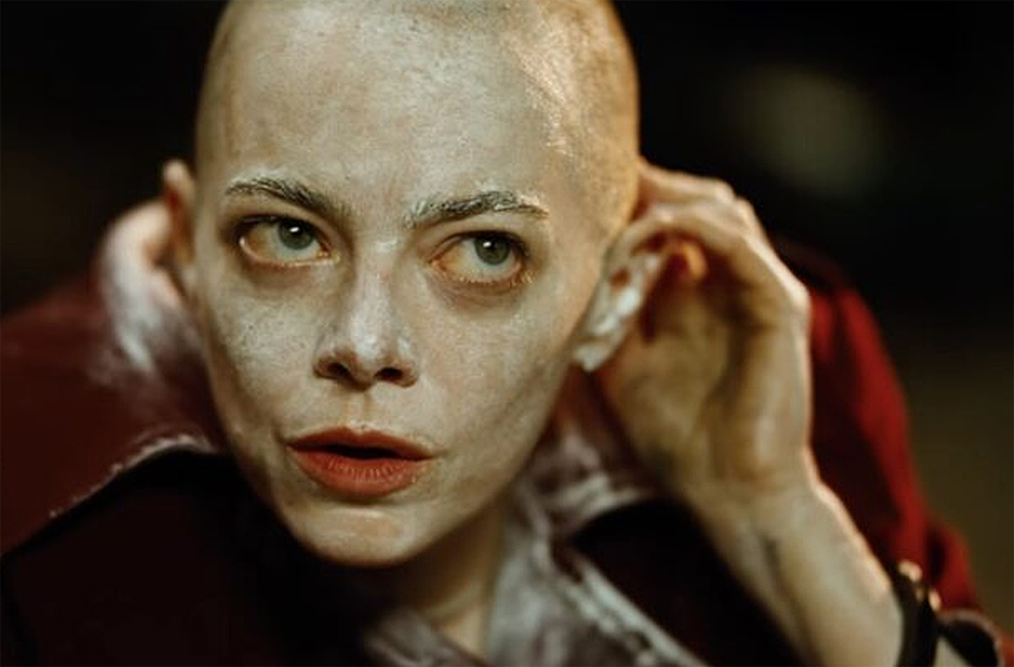 Emma Stone mit kurzgeschorenen Haaren in BUGONIA © 2025 Focus Features