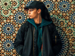 Eine junge Frau mit einer Schirmmütze - Nadja Melliti als Fatima in DIE JÜNGSTE TOCHTER © 2025 Alamode Films