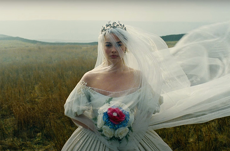 Margot Robbie im Hochzeitskleid - Szene aus WUTHERING HEIGHTS © 2026 Warner Bros. Pictures