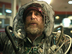 Sam Rockwell als Zeitreisender in GOOD LUCK, HAVE FUN, DONT DIE © 2025 Constantin Film