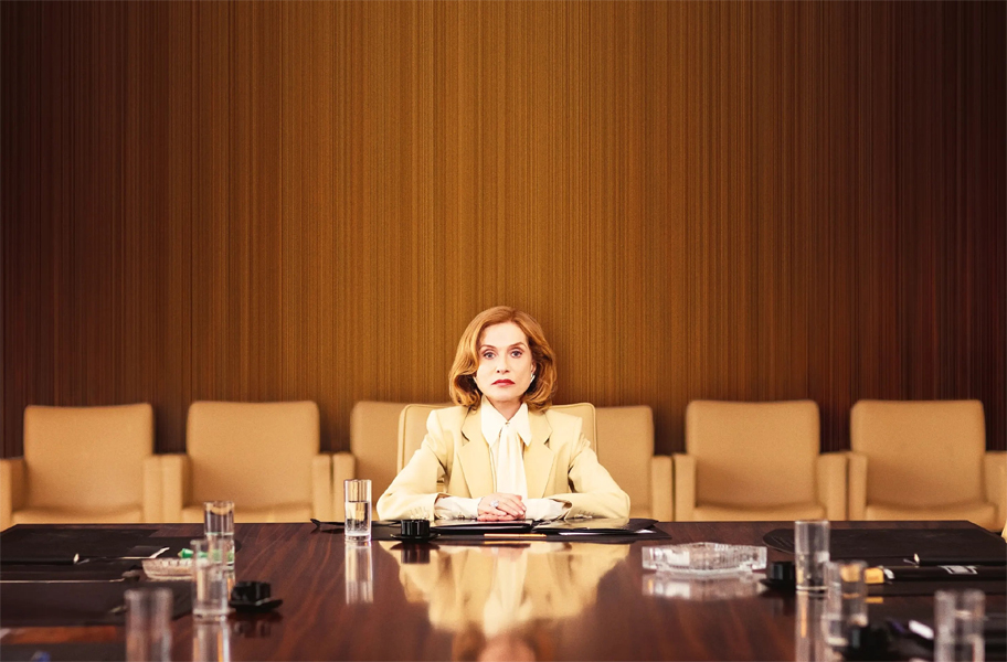 Isabelle Huppert in DIE REICHSTE FRAU DER WELT © 2025 Haut et Court 